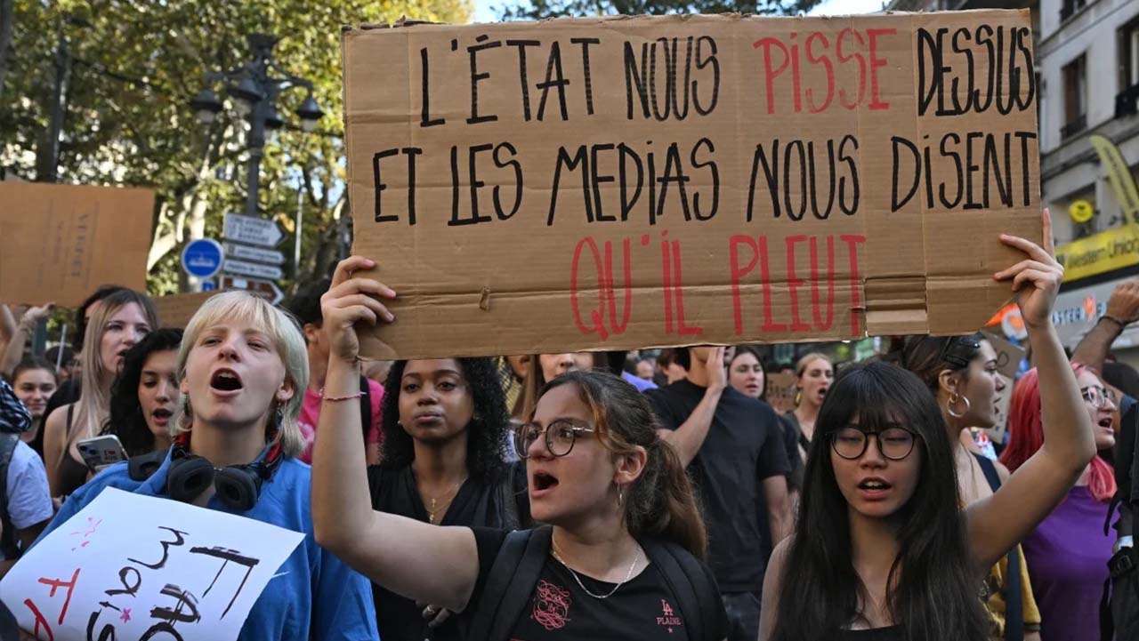 زادگاه کمون پاریس، صحنهی شورانگیز مقاومت در برابر نئوفاشیزم